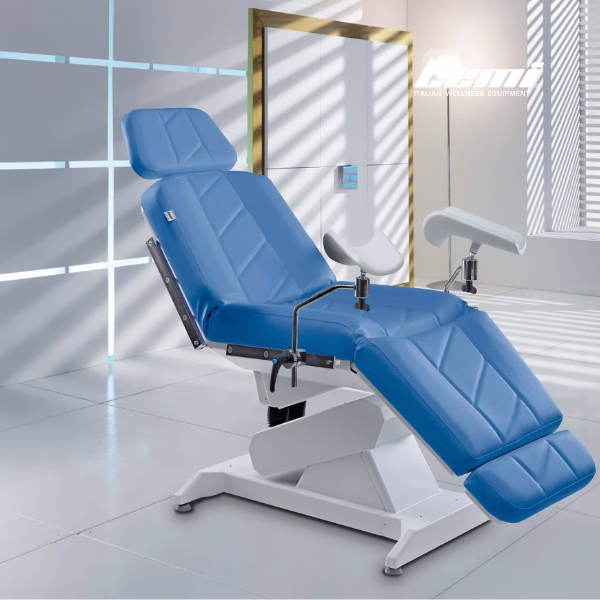 Medicinski stol Lemi Med je opremljen z zmogljivo in tiho elektroniko ter praktičnim standardnim nožnim upravljalnikom. Ponuja veliko možnosti prilagoditve glede na storitev.