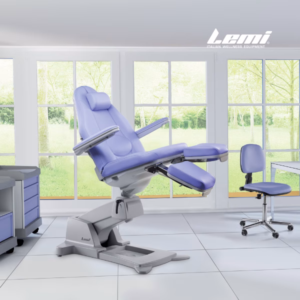 Lemi Podo High je ergonomski in funkcionalni stol za podiatrijo, zasnovan za maksimalno udobje pacienta ter omogoča menjavanje delovnih položajev z nastavitvijo višine glede na potrebe pri delu.