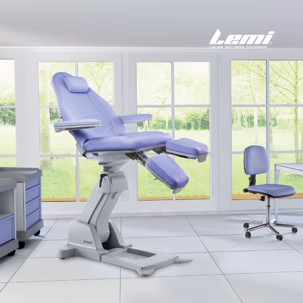 Lemi Podo High je ergonomski in funkcionalni stol za podiatrijo, zasnovan za maksimalno udobje pacienta ter omogoča menjavanje delovnih položajev z nastavitvijo višine glede na potrebe pri delu.