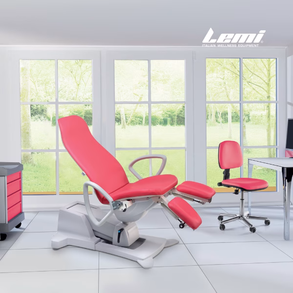 Lemi Podo Slinder je stol za podiatrijo z ergonomsko tanko blazino in BAT nasloni za roke.