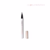 Tekoče črtalo za oči brez olja na vodni osnovi PE Cosmetics Liquid Eyeliner je posebej razvito za podaljšane trepalnice.